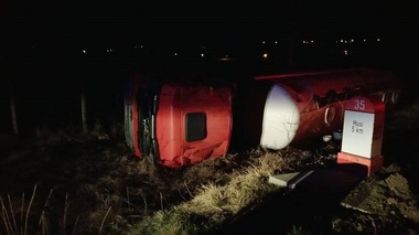 O cisternă cu 32 de tone de motorină s-a răsturnat lângă Huşi; pompierii intervin în zonă, iar traficul este îngreunat