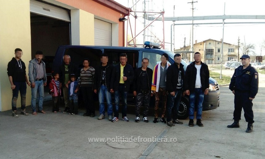 Un număr de 25 de migranţi, între care zece copii, prinşi când voiau să treacă ilegal graniţa în Caraş-Severin şi Timiş