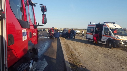 O poliţistă din IPJ Teleorman a murit, iar colegul său a fost grav rănit, după ce maşina în care se aflau a intrat într-o betonieră