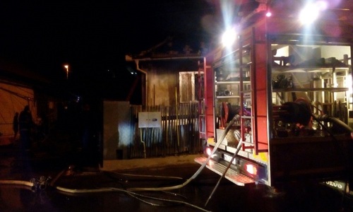 Trei case din Mediaş, cuprinse de un incendiu puternic; o femeie a făcut atac de panică