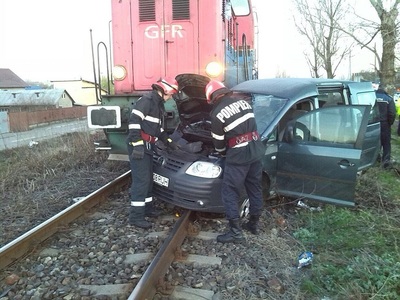 Ploieşti: Doi răniţi după ce o autoutilitară care transporta muncitori a fost lovită de o locomotivă