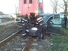 Ploieşti: Doi răniţi după ce o autoutilitară care transporta muncitori a fost lovită de o locomotivă