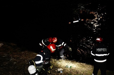 Şase persoane rănite după ce au plonjat cu maşina în râul Dâmboviţa, la ieşirea din Bucureşti; trei dintre victime, inconştiente la sosirea salvatorilor - FOTO