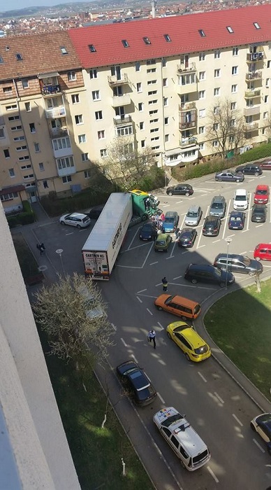 Mai multe maşini aflate într-o parcare din Sibiu, avariate de un TIR condus de un şofer cu o alcoolemie de peste unu la mie