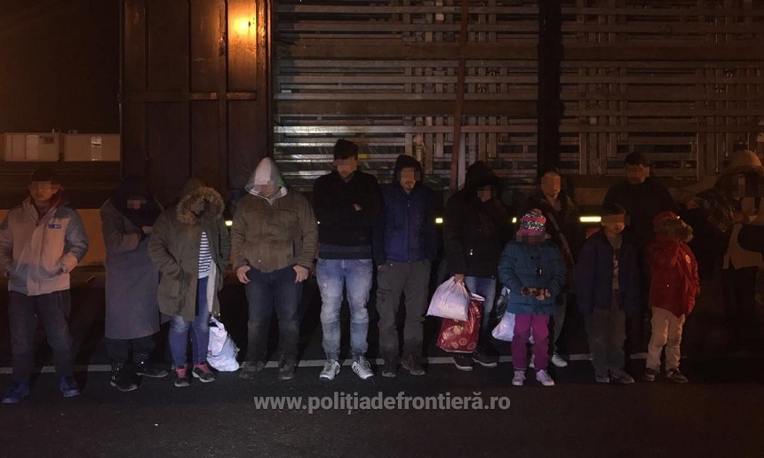 Arad: Nouăsprezece migranţi din trei ţări, între care şapte copii, descoperiţi ascunşi în remorca unui TIR, în Vama Nădlac II