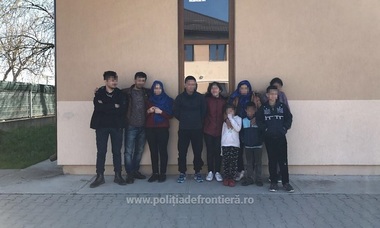 Treizeci şi şase de migranţi irakieni şi sirieni, prinşi când încercau să intre în ţară din Serbia - FOTO/VIDEO