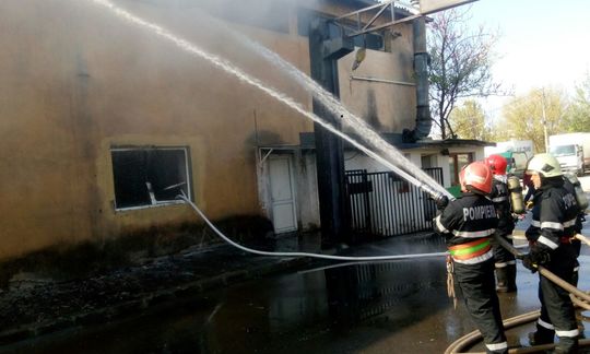 Incendiu la o hală de depozitare din Bucureştii Noi/Foto: ISU Bucureşti-Ilfov