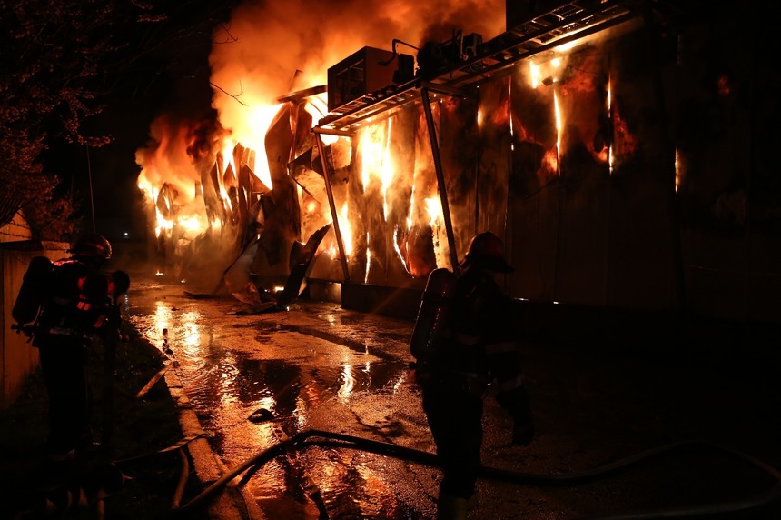 O persoană carbonizată, alta rănită, într-un incendiu care a cuprins un depozit de legume şi fructe din Afumaţi, Ilfov - FOTO