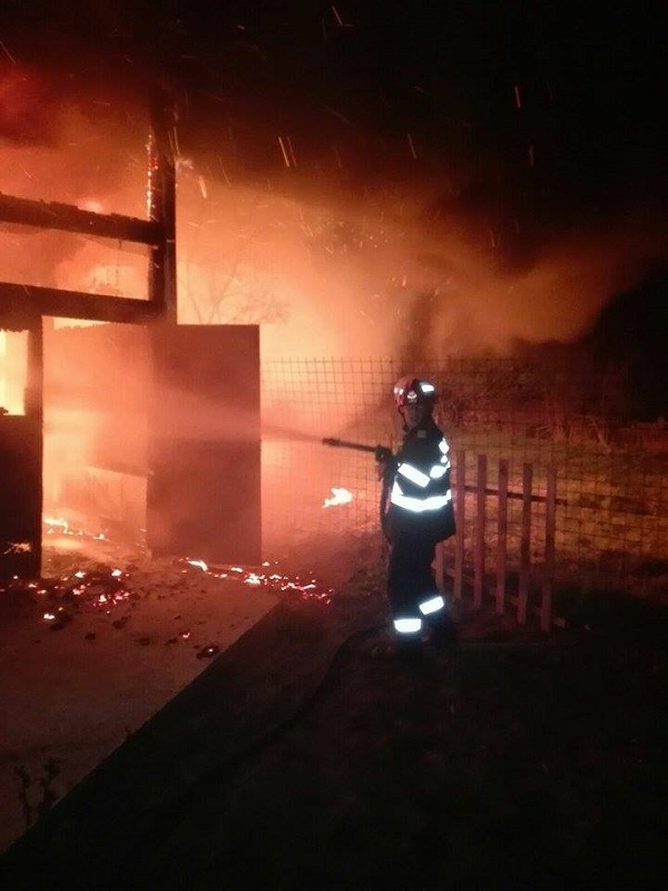 Hunedoara: Incendiu puternic la un laborator de preparare a cărnii din Vulcan; focul a distrus acoperişul şi a afectat mai multe anexe - FOTO