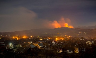 Harghita: Aproximativ 100 de hectare de păşune din apropiere de Topliţa, cuprinse de flăcări; aproximativ 30 de pompieri intervin