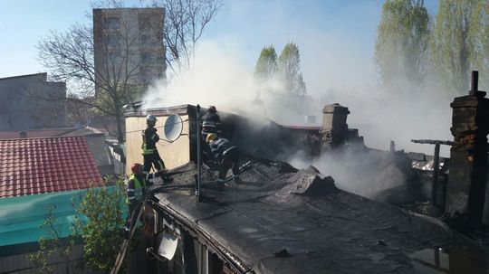 Incendiul de pe Strada Heliade între Vii din Capitală, care a afectat patru imobile, a fost stins/Foto: ISU Bucureşti-Ilfov