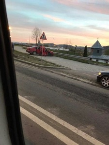 Patru persoane au fost rănite într-un accident produs în Sibiu, după ce două maşini s-au ciocnit