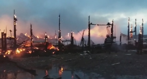 Constanţa: Bărbat rănit într-un incendiu izbucnit la o hală de materiale de construcţii. VIDEO