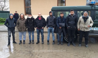 Un număr de 54 de migranţi, prinşi când încercau să intre ilegal în ţară din Serbia; şapte solicitanţi de azil, depistaţi când voiau să treacă graniţa cu Ungaria  - FOTO/VIDEO