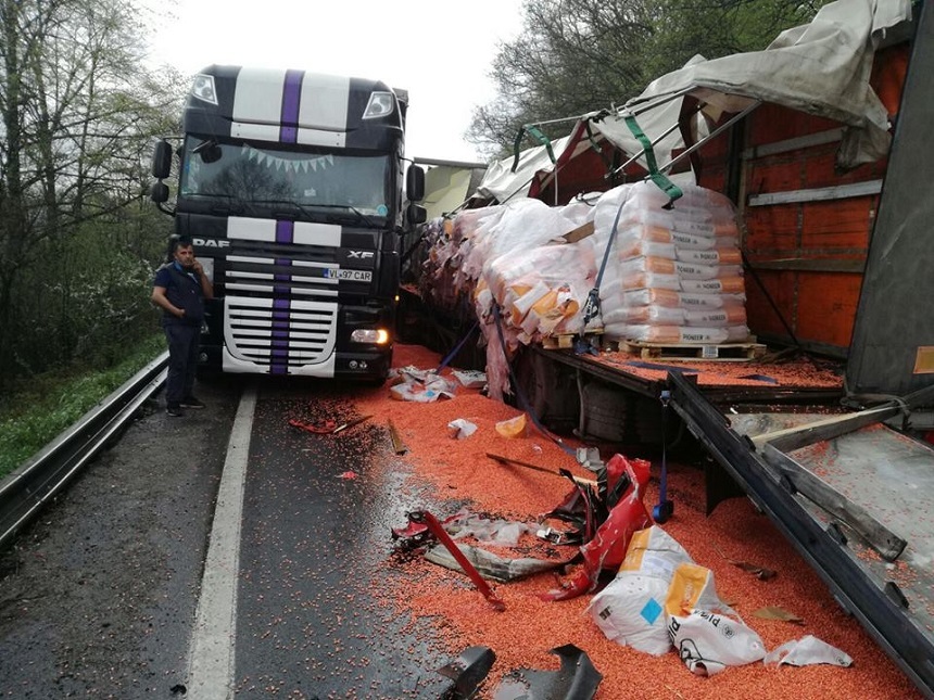 Arad: Trafic blocat pe DN7, pe Valea Mureşului, după cei trei TIR-uri s-au ciocnit; doi şoferi au fost răniţi - FOTO