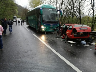 Arad: Un autocar cu 28 de pasageri s-a ciocnit frontal cu o maşină pe DN7, cinci persoane din autoturism fiind rănite - FOTO