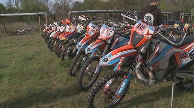 Şase motociclete ale unor piloţi străini, în valoare de peste 40.000 euro, au fost furate de la o competiţie desfăşurată la Arad - FOTO