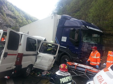 Un mort şi un rănit grav, după ce o dubiţă a intrat pe contrasens şi s-a izbit violent de un TIR. Traficul este complet blocat - FOTO