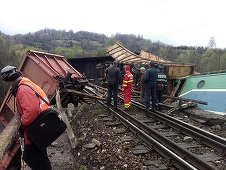 Un tren de marfă a deraiat între Petroşani şi Simeria. Cei doi mecanici au murit. Accidentul s-ar fi produs din cauza unei defecţiuni la sistemul de frânare. Agenţia de Investigare Feroviară face o anchetă. IMAGINI şi VIDEO de la locul accidentului