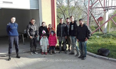 Patruzeci şi patru de migranţi, printre care şi copii de trei ani, opriţi la frontiera cu Serbia când încercau să intre ilegal în România