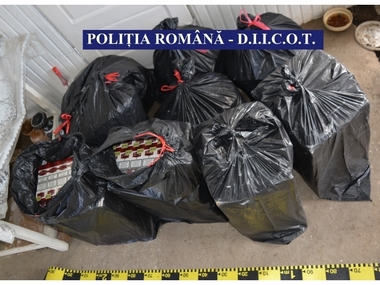 Vaslui: Grupări infracţionale specializate în contrabanda cu ţigări, destructurate în urma unor percheziţii; printre suspecţi, un poliţist de frontieră