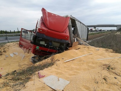 Traficul pe autostrada A1 între Nădlac şi Arad, blocat în urma unui accident în care au fost implicate mai multe autovehicule, trei persoane fiind rănite - FOTO
