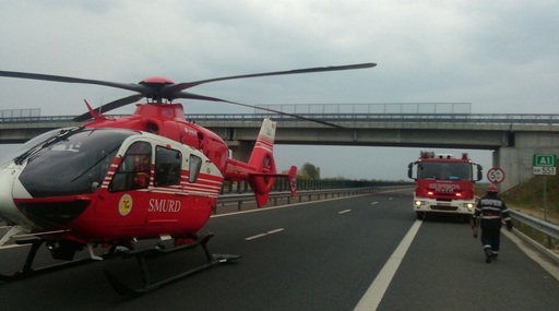 Patru persoane, rănite în accidentul produs pe A1 între Nădlac şi Arad; unul dintre răniţi - un muncitor care curăţa şoseaua - FOTO