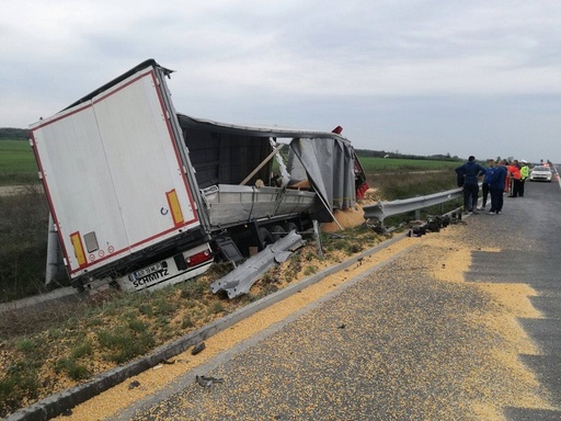 Traficul pe A1 între Nădlac şi Arad, reluat după aproximativ trei ore şi jumătate; muncitorul rănit a murit la spital