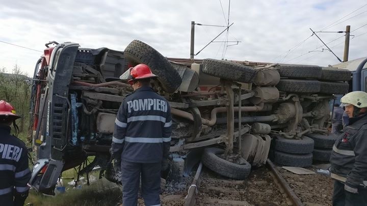 Cluj: Traficul feroviar în zona Jucu, unde o autobasculantă a fost lovită de un tren de persoane, şoferul acesteia fiind rănit, reluat pe un fir