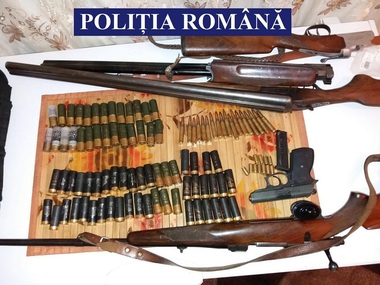 Bărbat reţinut în urma percheziţiilor din Bucureşti şi Călăraşi făcute la suspecţi de braconaj şi proxenetism; acesta ar fi un fost colaborator al Poliţiei