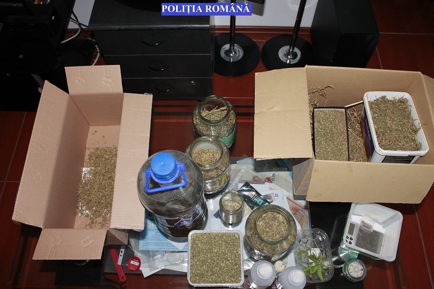 Un număr de 26 de persoane reţinute şi aproximativ 1,3 kilograme de droguri confiscate, în urma unor percheziţii în municipiul Constanţa - FOTO