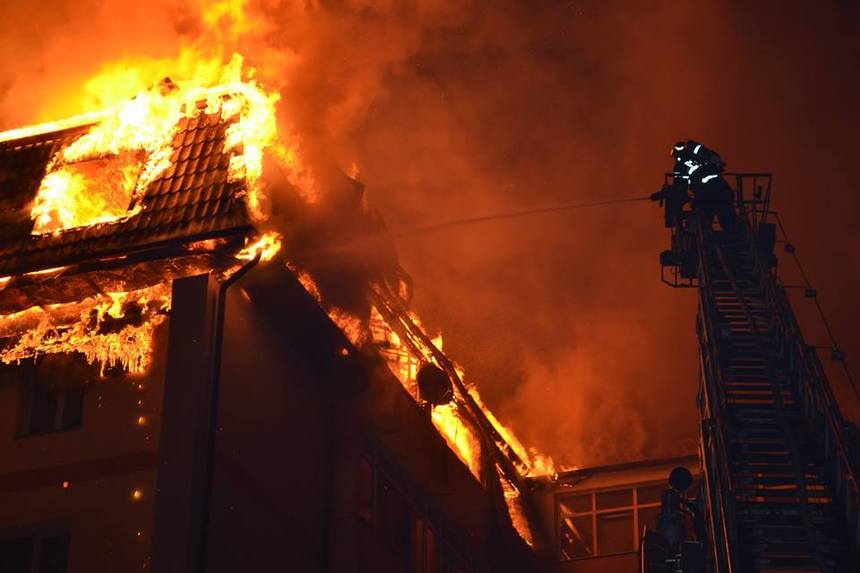 UPDATE - Incendiu violent la mansarda unui bloc din Gura Humorului, locatarii fiind evacuaţi. Cinci persoane s-au intoxicat cu fum. Pompierii au lichidat focul după zece ore - FOTO/VIDEO
