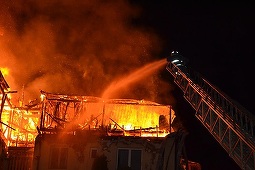 Incendiul izbucnit la mansarda blocului din Gura Humorului, lichidat după o intervenţie de aproape zece ore