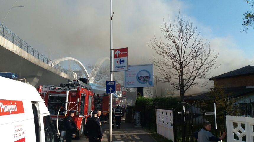 Incendiu la o clădire părăsită de pe Şoseaua Grozăveşti din Capitală - FOTO