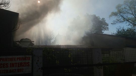 Incendiu la o clădire părăsită de pe Şoseaua Grozăveşti din Capitală/Foto: ISU B-IF