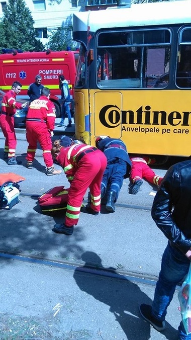 Tânără din Timişoara la spital cu răni la picioare, după ce a fost prinsă sub roţile unui tramvai
