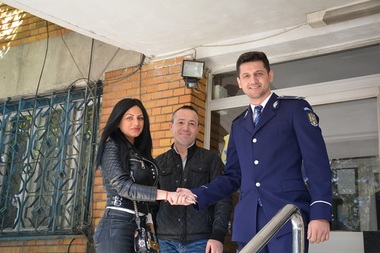 Hunedoara: O tânără a predat poliţiştilor aproape 50.000 lei pe care i-a primit în plus după ce a schimbat 1.200 euro