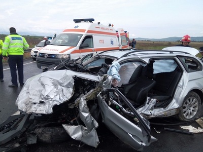 Şoferul uneia dintre cele trei maşini implicate în accidentul din Sibiu a murit; altul a fost preluat de un elicopter SMURD