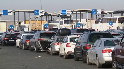 Aglomeraţie la graniţa cu Ungaria, la ieşirea din ţară, unde oamenii aşteaptă până la două ore pentru controlul documentelor