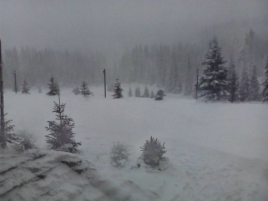 Strat nou de zăpadă în masivele Făgăraş şi Bucegi; meteorologii spun că vremea este apropiată de normalul termic al perioadei