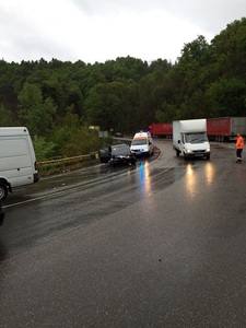Vâlcea: Trei răniţi într-un accident în care au fost implicate trei autovehicule; pe unele tronsoane de drum din judeţ ninge abundent - FOTO/VIDEO