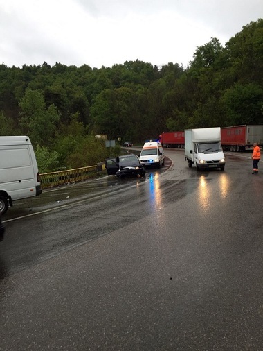 Vâlcea: Trei răniţi într-un accident în care au fost implicate trei autovehicule; pe unele tronsoane de drum din judeţ ninge abundent - FOTO/VIDEO