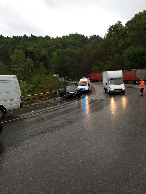 Vâlcea: Trei răniţi într-un accident în care au fost implicate trei autovehicule; pe unele tronsoane de drum din judeţ ninge abundent - FOTO/VIDEO