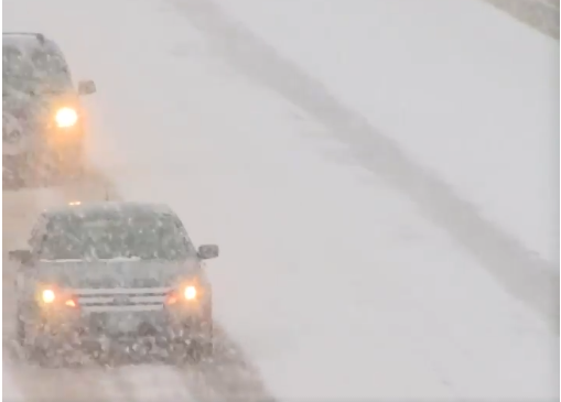 Traficul pe DN1 între Timişul de Sus şi Predeal se desfăşoară îngreunat din cauza zăpezii; mai multe maşini au oprit pe marginea drumului