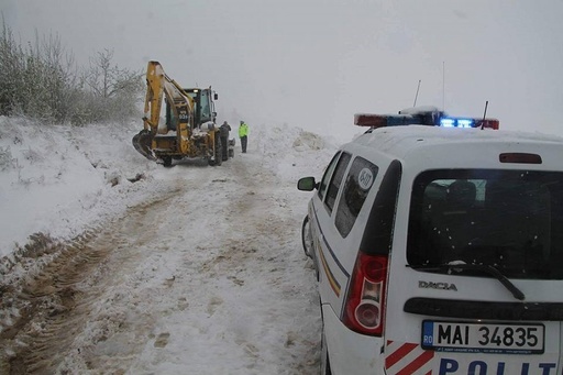 Vaslui: 14 maşini, printre care şi un microbuz cu călători, blocate pe un drum judeţean din cauza viscolului. Alte zece drumuri judeţene, cu probleme - FOTO