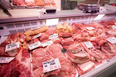 Supermarket din Arad amendat pentru că a vândut miercuri o caserolă cu ceafă de porc pe care scria că a fost ambalată joi