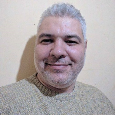 Vaslui: Anchetă a Episcopiei în cazul unui preot care s-a fotografiat cu toca preoţească pe cap în timp ce făcea grătar în cimitir, având ca fundal morminte