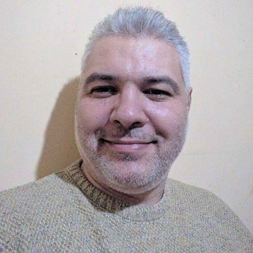 Vaslui: Anchetă a Episcopiei în cazul unui preot care s-a fotografiat cu toca preoţească pe cap în timp ce făcea grătar în cimitir, având ca fundal morminte