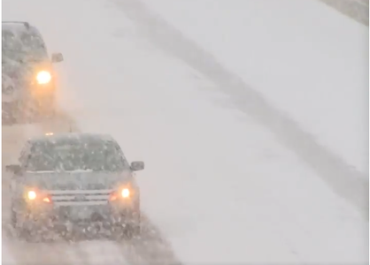 Galaţi: Traficul pe DN 24D, închis din cauza vântului puternic care spulberă zăpada pe şosea