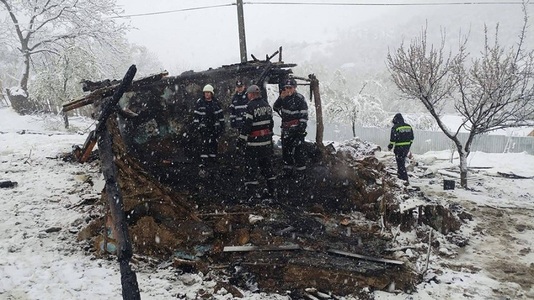 Bacău: Trei copii au murit într-un incendiu, după ce au fost lăsaţi singuri în casă. Părinţii, cercetaţi pentru ucidere din culpă - FOTO